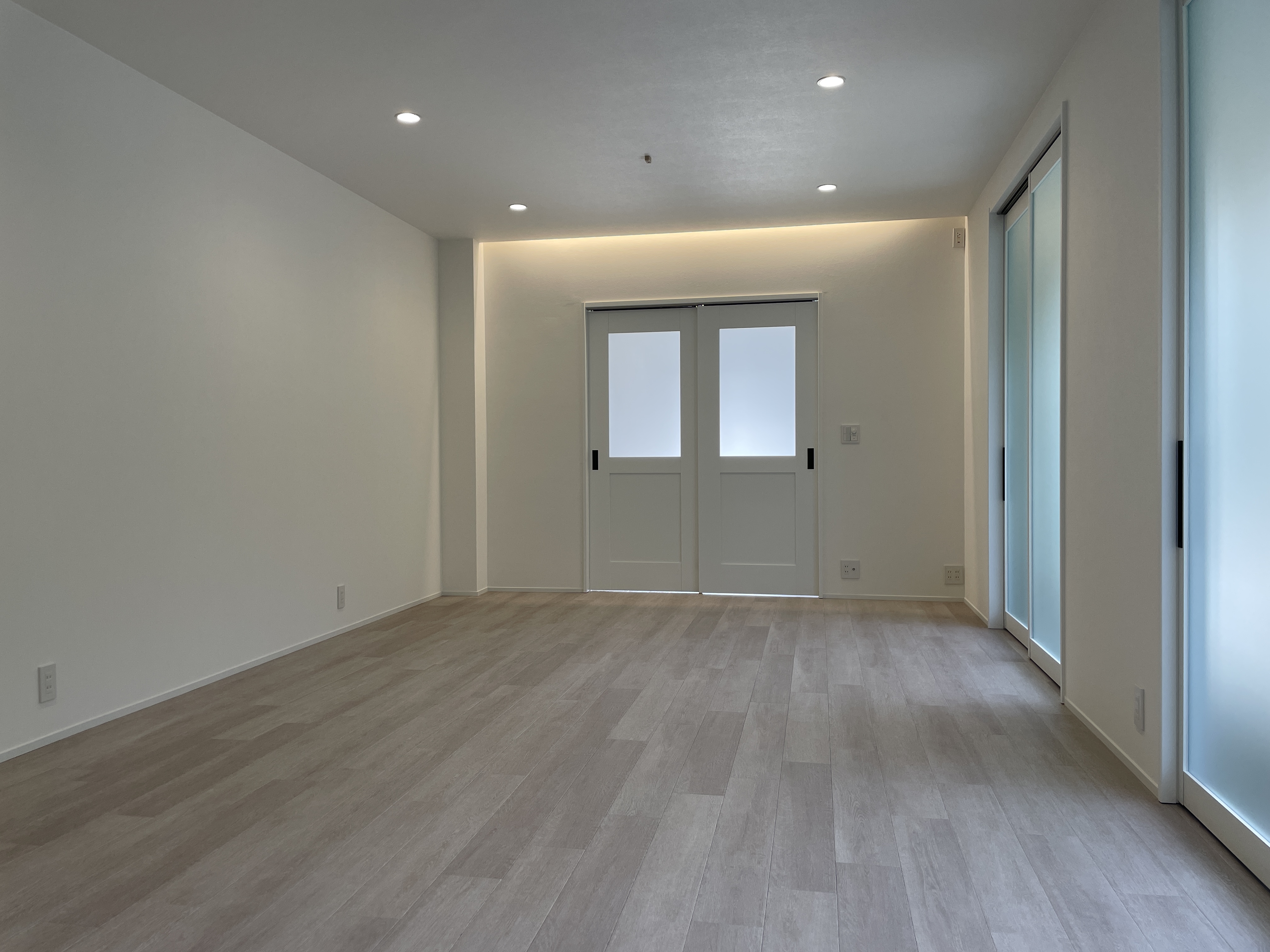 古い和室を真っ白な洋風の空間へリフォーム 画像