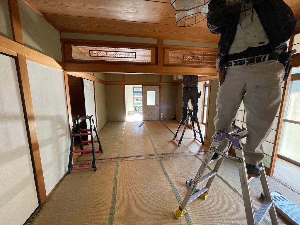 フルリノベーションで、真っ白な素敵なお部屋にしていきますよ〜