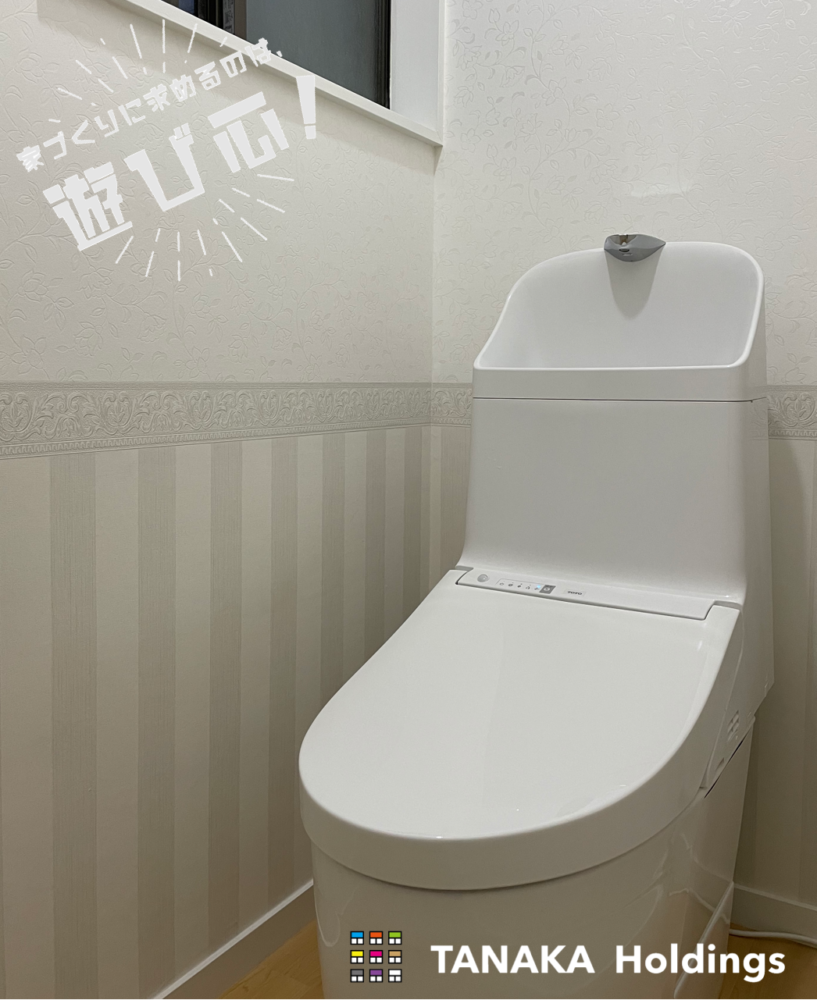 白を基調とした清潔感のあるトイレの壁紙