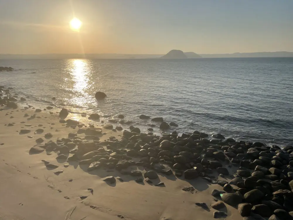 二丈鹿家のトンネルを抜けたらそこは美しい夕日でした。